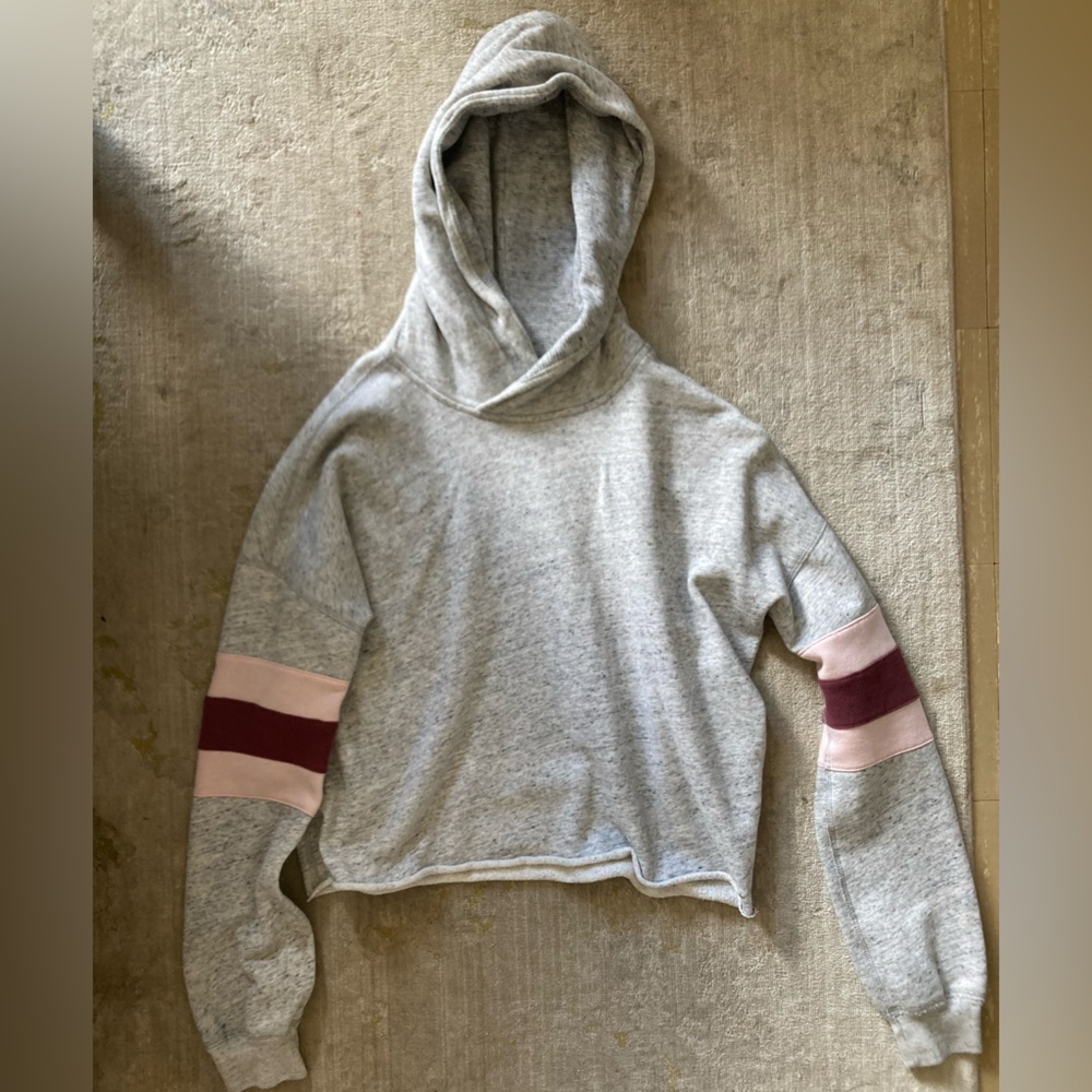 Cropped and loose fitting Abercrombie hoodie with sleeve detail